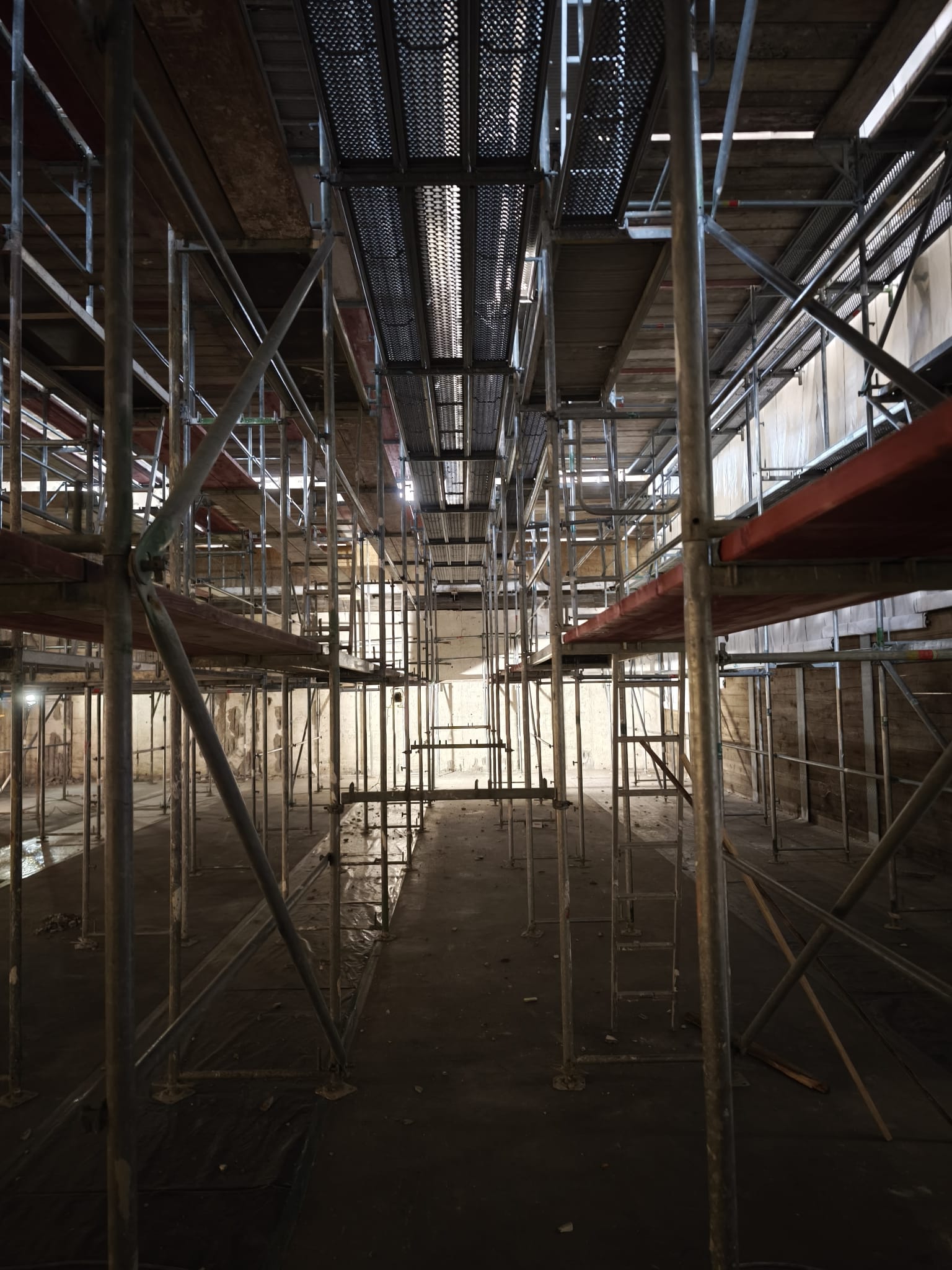 Innengeruest Kartoffelhalle Semlow MacBook Pro von Jannis - Gerüstbau Barth bei Stralsund // Dankert Gerüstbau Barth